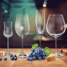 Ušlechtilým vínům od nás sluší tradiční sklářský um