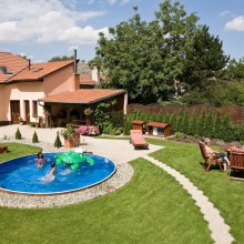 Jak uniknout vedru?  Skokem do bazénu. Nebo vstupem do vířivky či pod sprchu! Jak uniknout vedru?  Skokem do bazénu. Nebo vstupem do vířivky či pod sprchu!