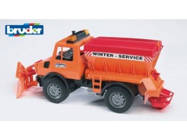 Bruder 2572 - Oranžové auto M.B. UNIMOG sypač s radlicí