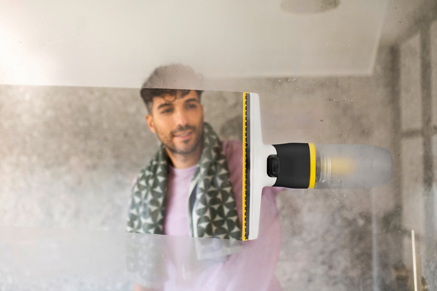 Čištění skleněné plochy vysavačem na okna Kärcher WV 3 Comfort Extended