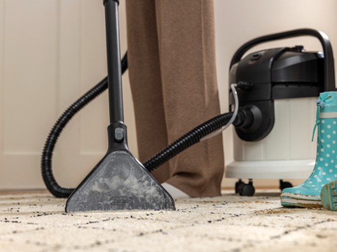 Čištění skleněné plochy vysavačem na okna Kärcher WV 3 Comfort Extended